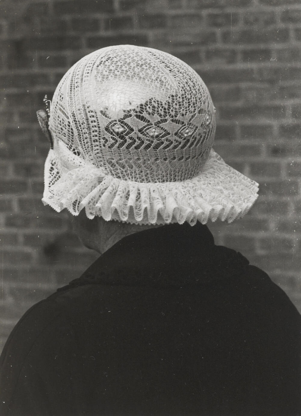 Weduwe Goslinga uit Workum in Friese dracht, 1943