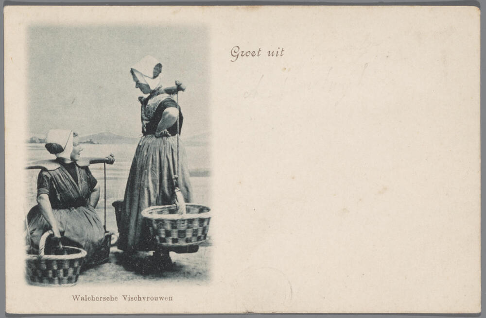 Twee vrouwen in Arnemuider streekdracht.