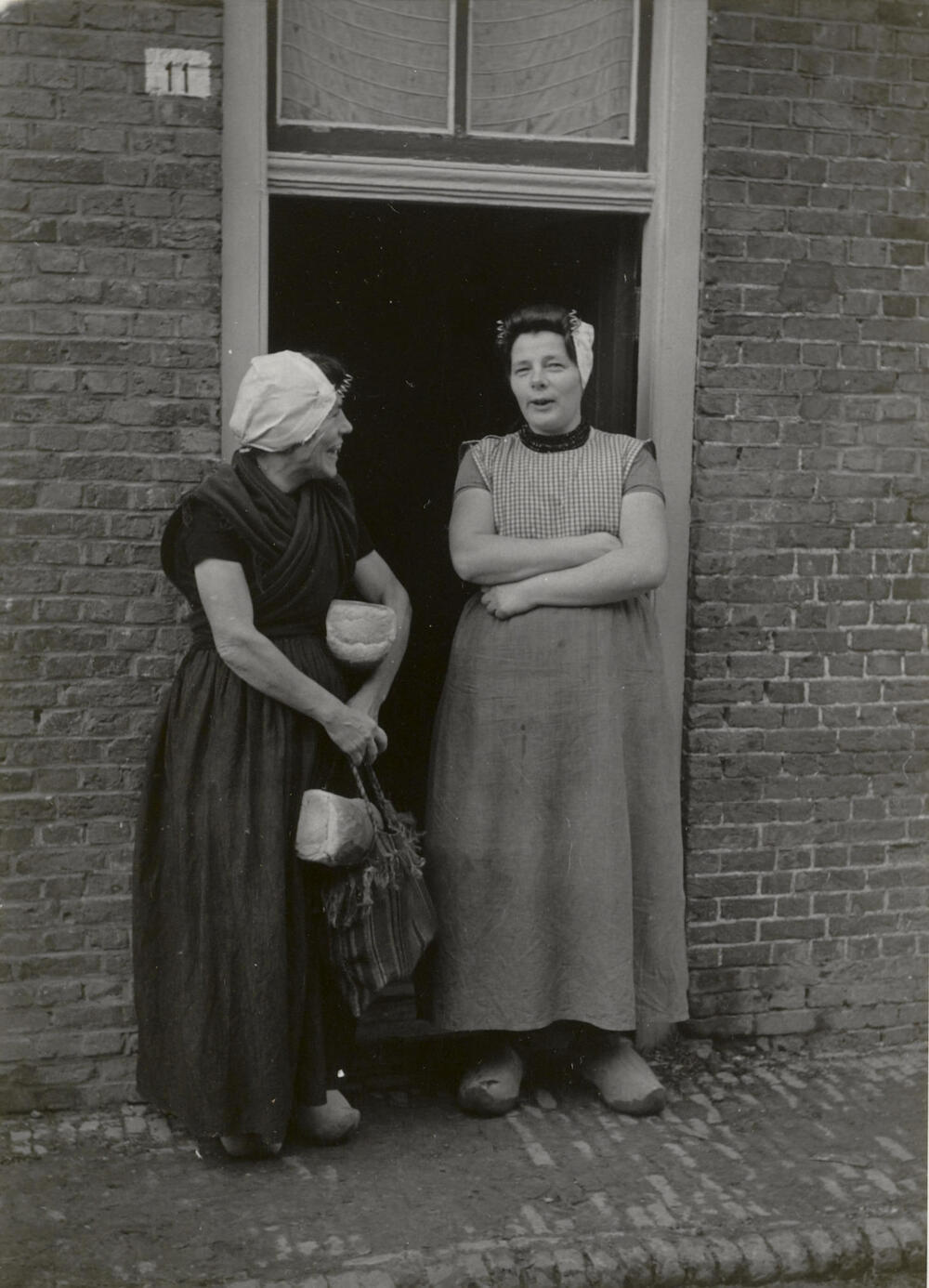Maria Poppe-Marijs en Johanna de Waard-Mulder in Arnemuider dracht, 1950
