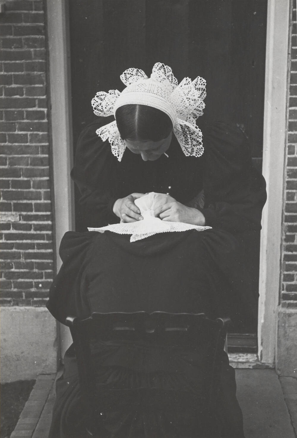Opzetten van de oorijzermuts, Huizen, 1945