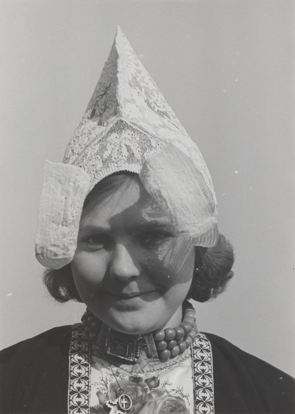 Meisje in Volendammer dracht, 1951