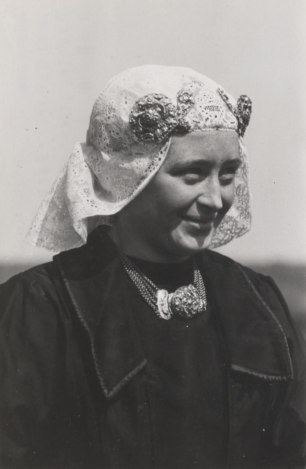 Vrouw verkleed in Drentse dracht, Oud Schoonebeek, 1946