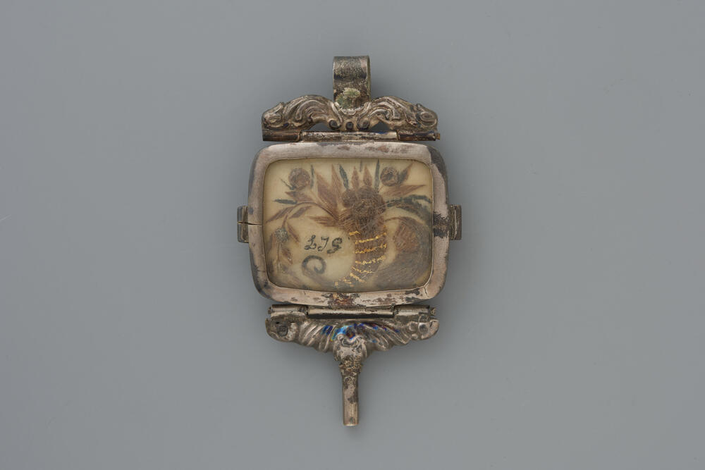 Zilveren horlogesleutel met haarwerk, Groningen, circa 1860