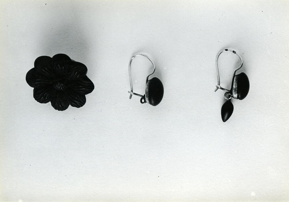 Rouwbroche en rouwoorbellen uit West-Brabant, 1950