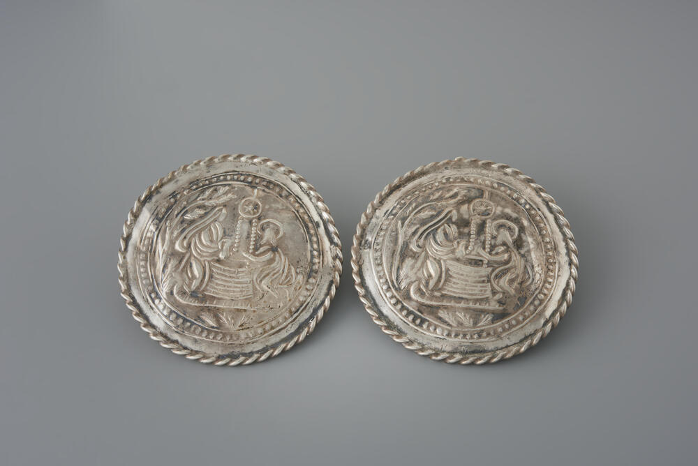 Paar zilveren klepknopen, Volendam, 1814–1905