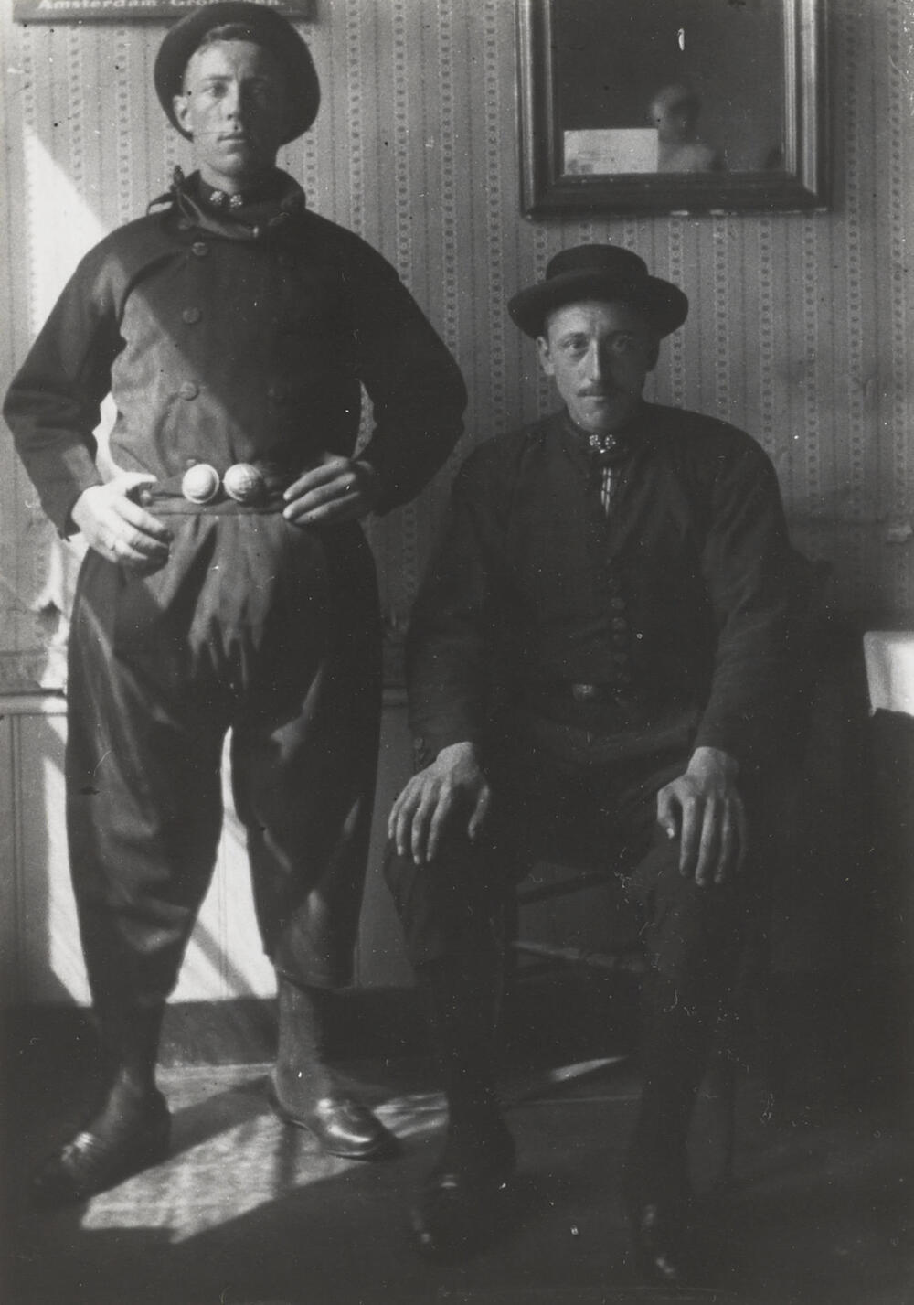 Twee mannen in Urker dracht, circa 1916