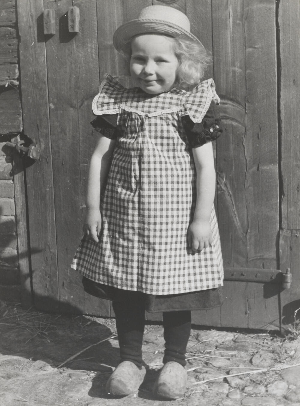 Meisje uit Hijken, verkleed in oude kinderdracht, 1944