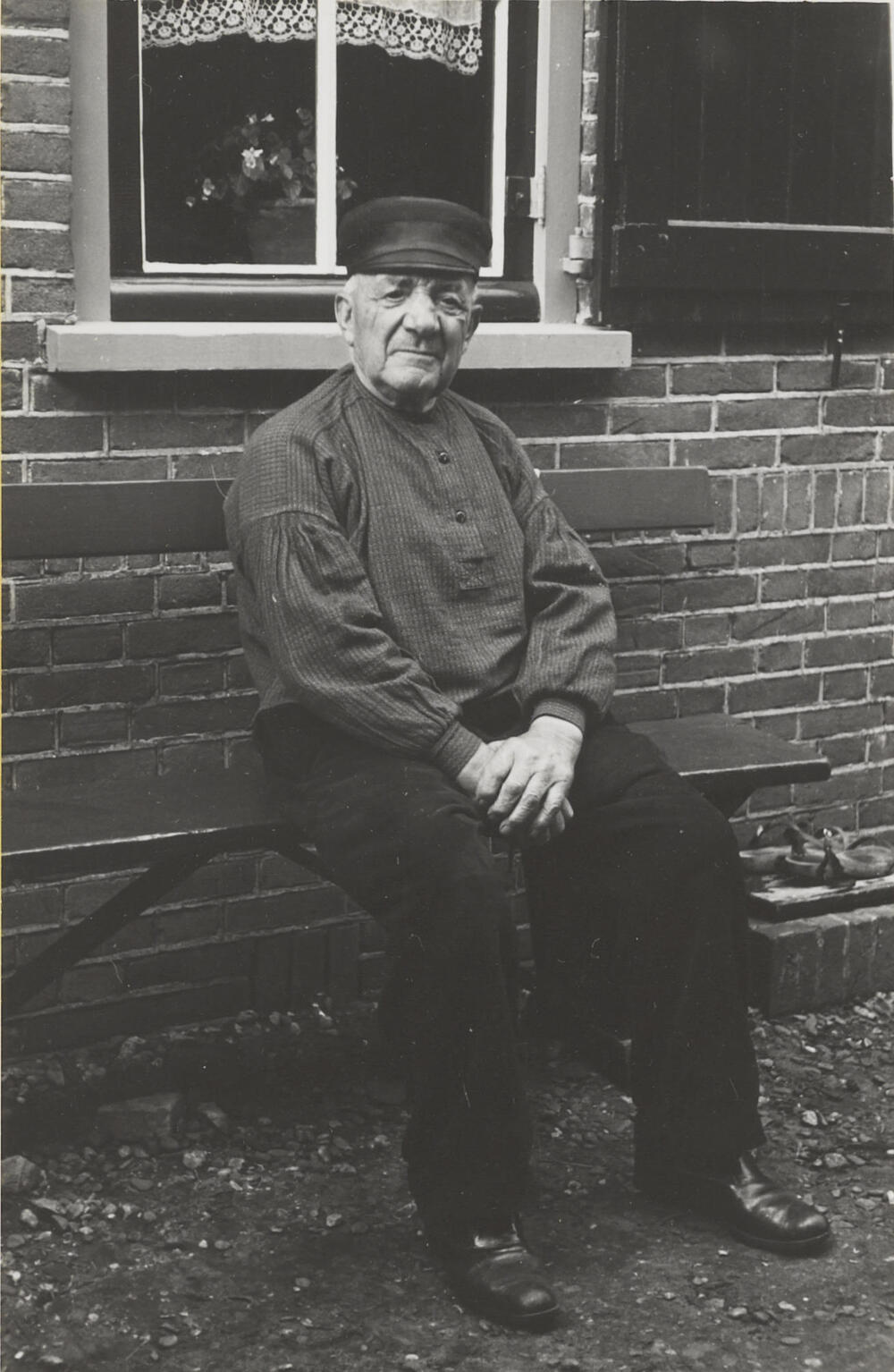 Visser in streekdracht, Huizen, 1945