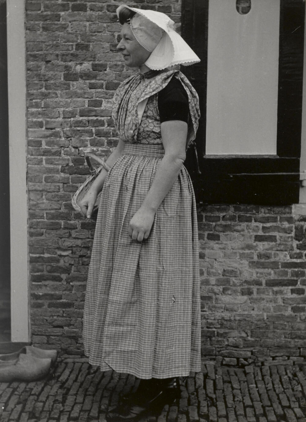 Elizabeth Baas in Nieuwlandse dracht, 1950