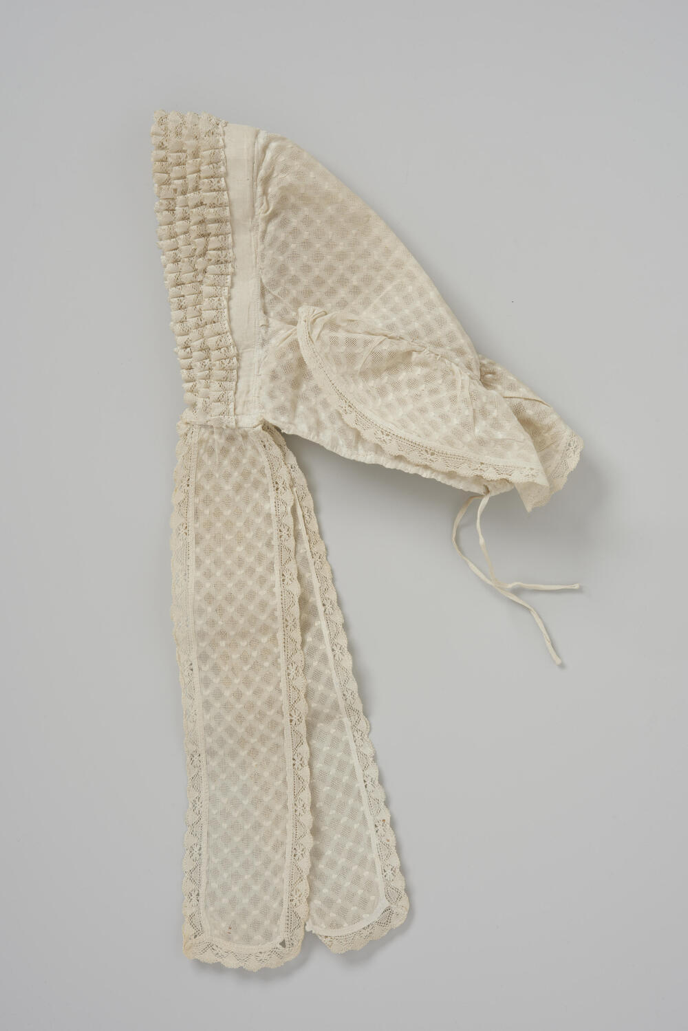'Pijpmuts', daagse muts van neteldoek, Schouwen, voor 1951