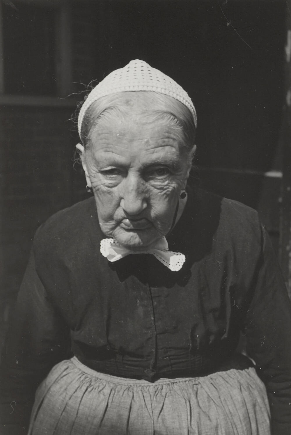 Maria van der Zwan-Moerman in Vlaardingse dracht, 1950