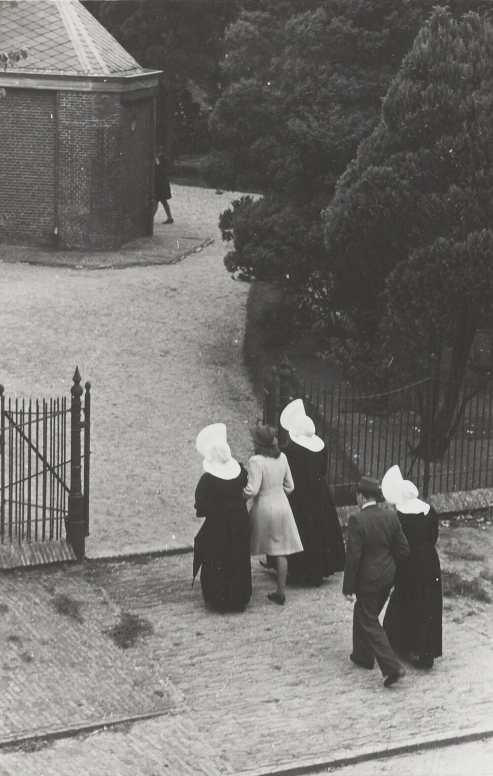 Kerkgang, Huizen, 1945