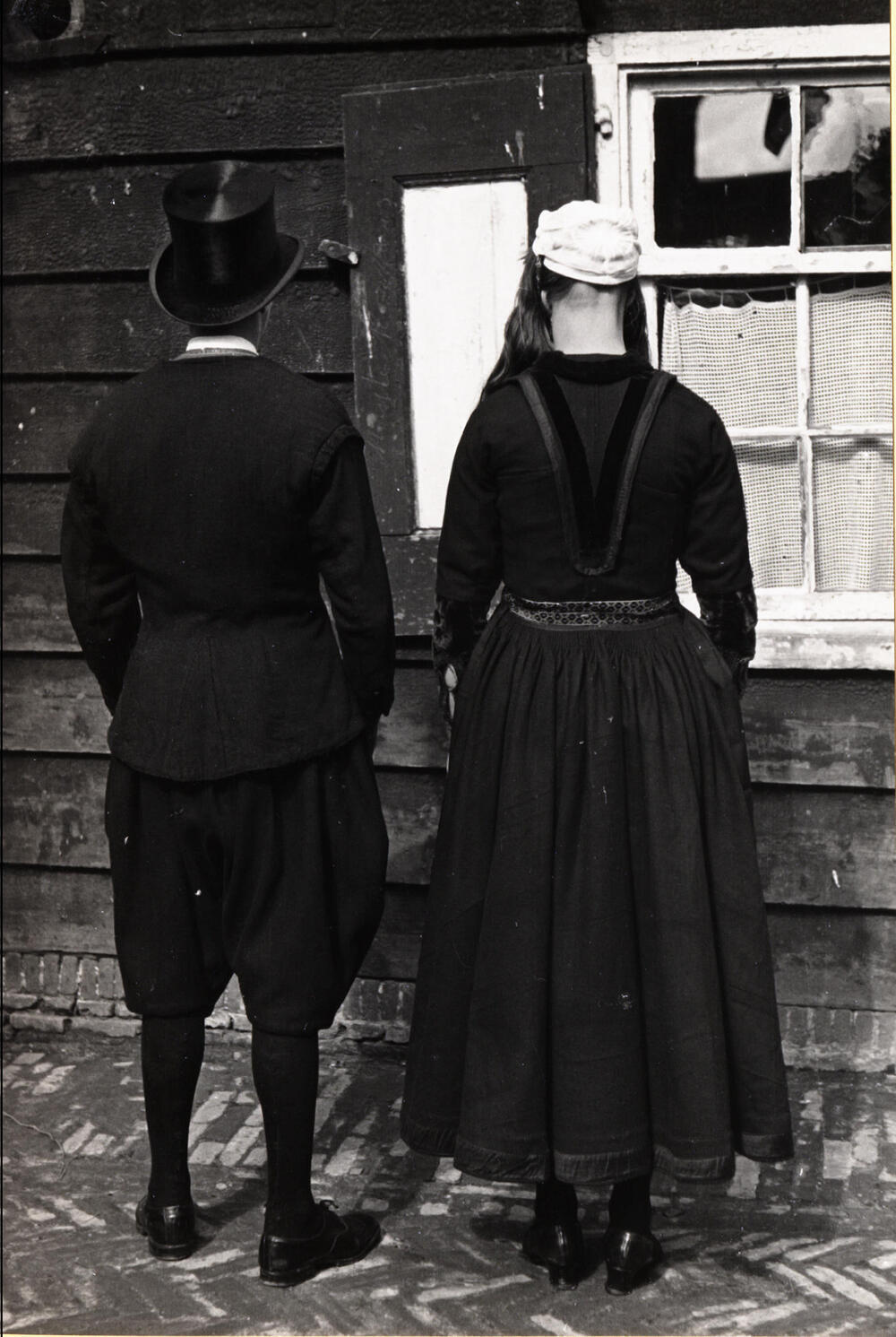 Ariaan Zondervan en Maritje Pereboom, verkleed in bruidskleding, Marken, 1945