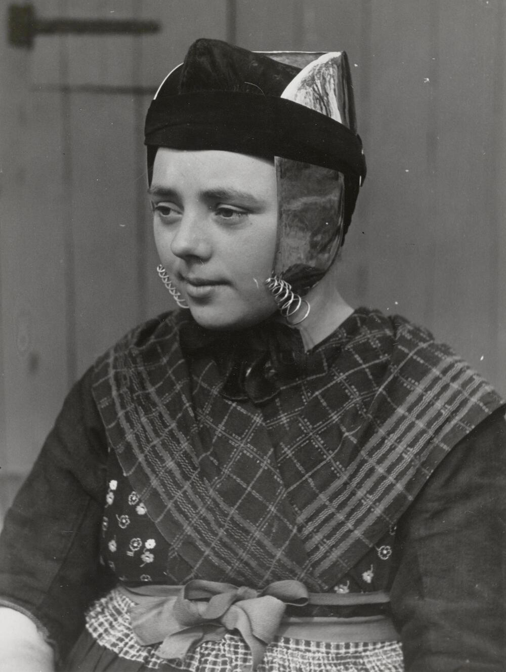 Beertje Veijer in streekdracht, Rouveen, 1944