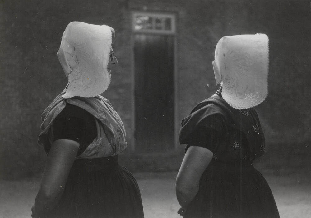 Twee vrouwen in protestantse Zuid-Bevelandse streekdracht, 1949