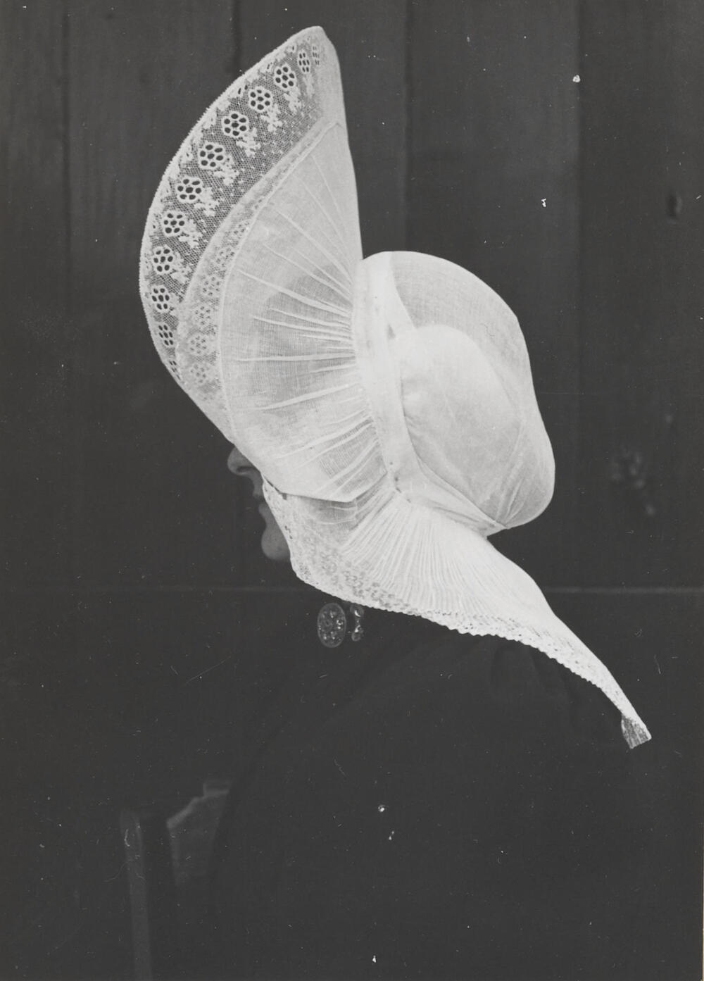 Vrouw in streekdracht, Huizen, 1945