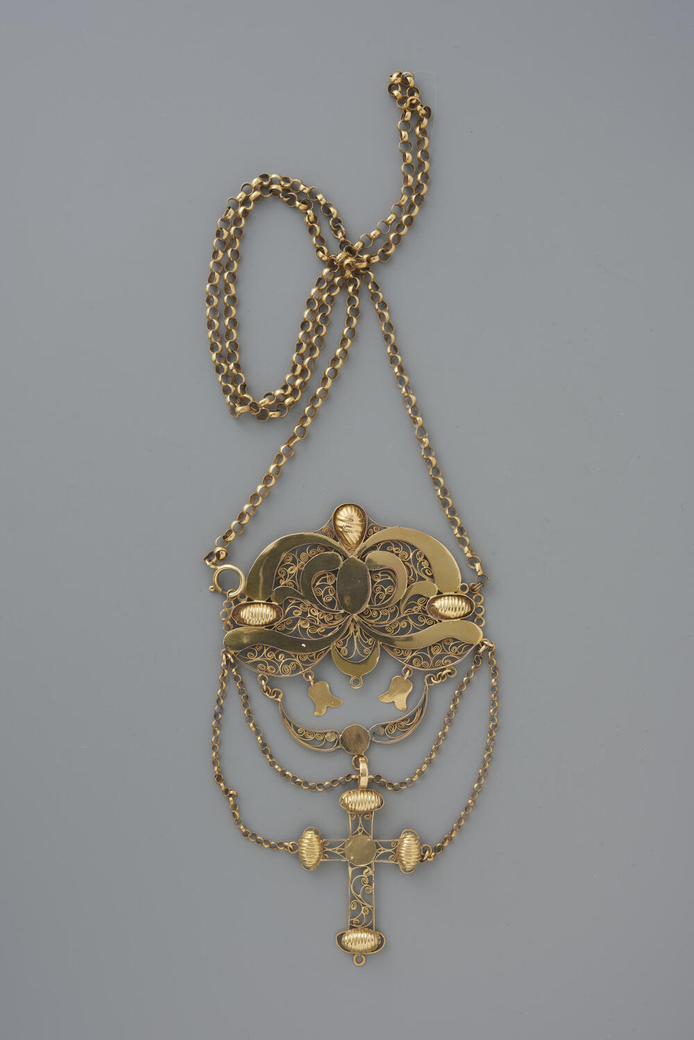 Gouden borsthanger met kruis, Noord-Brabant, circa 1860
