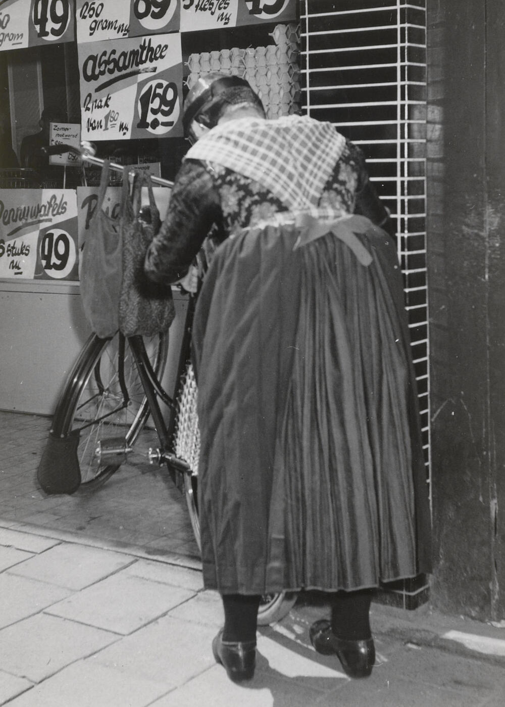 Vrouw in Staphorster dracht, Meppel, 1960