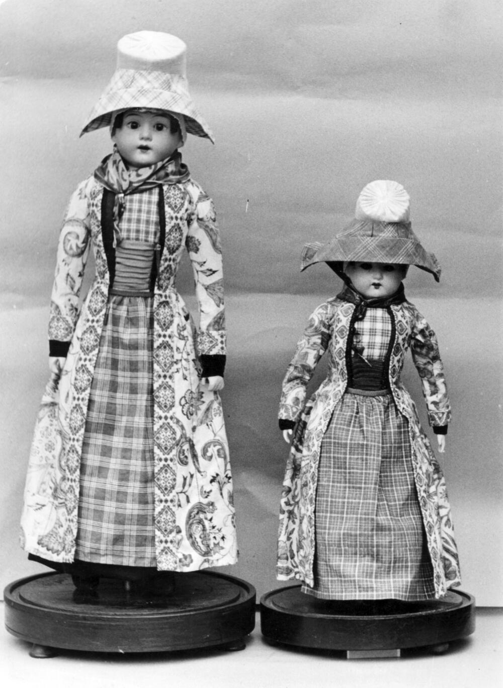 Poppen in Hindelooper dracht, 1943
