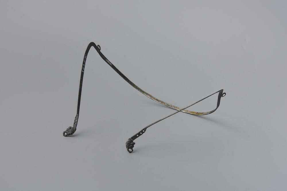 Vroeg oorijzer met vogelkopuiteinden, 1640–1660