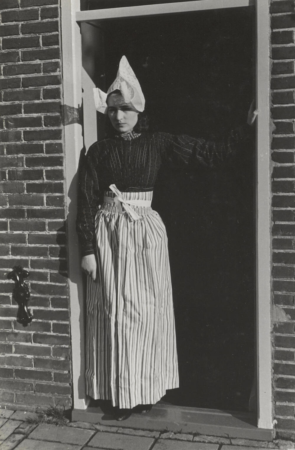 Vrouw in Volendammer streekdracht, 1946