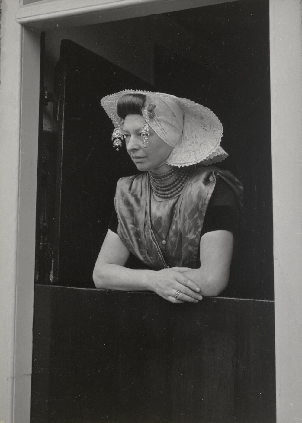 Elizabeth Baas in Nieuwlandse dracht, 1950