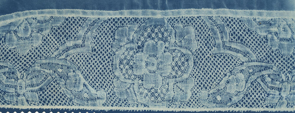 Detail 'hullekap' met Valenciennes kloskant, Marken