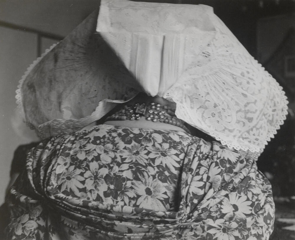 Mevrouw Dobbelaar in protestantse Zuid-Bevelandse dracht, Middelburg, 1957