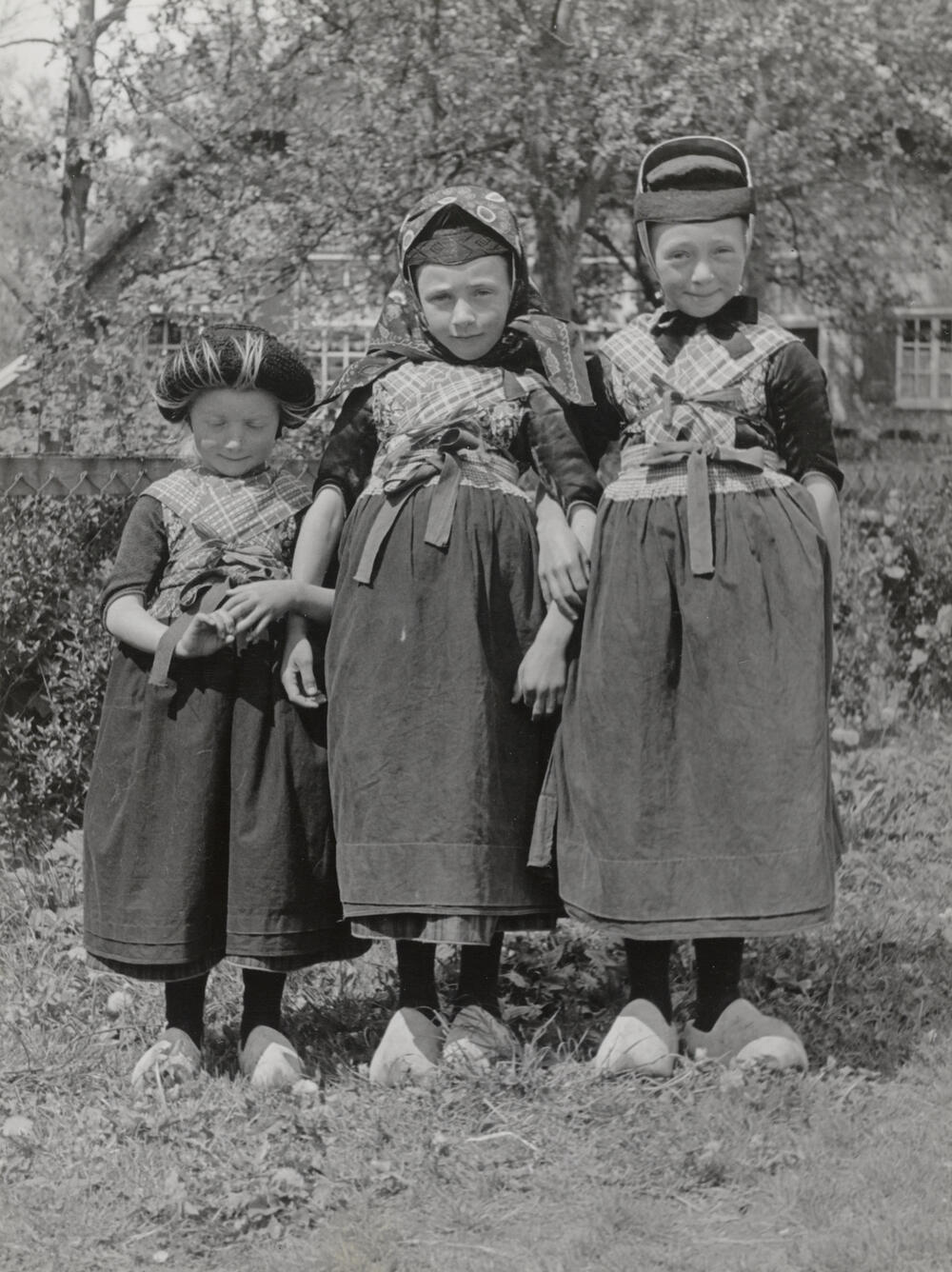 Drie zusjes in streekdracht, Rouveen, 1944