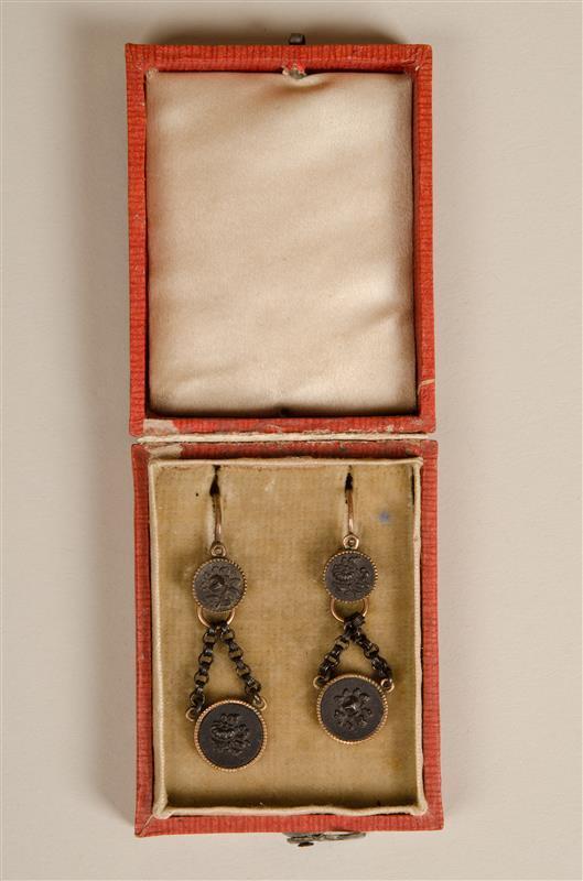 Paar oorbellen behorend bij collier