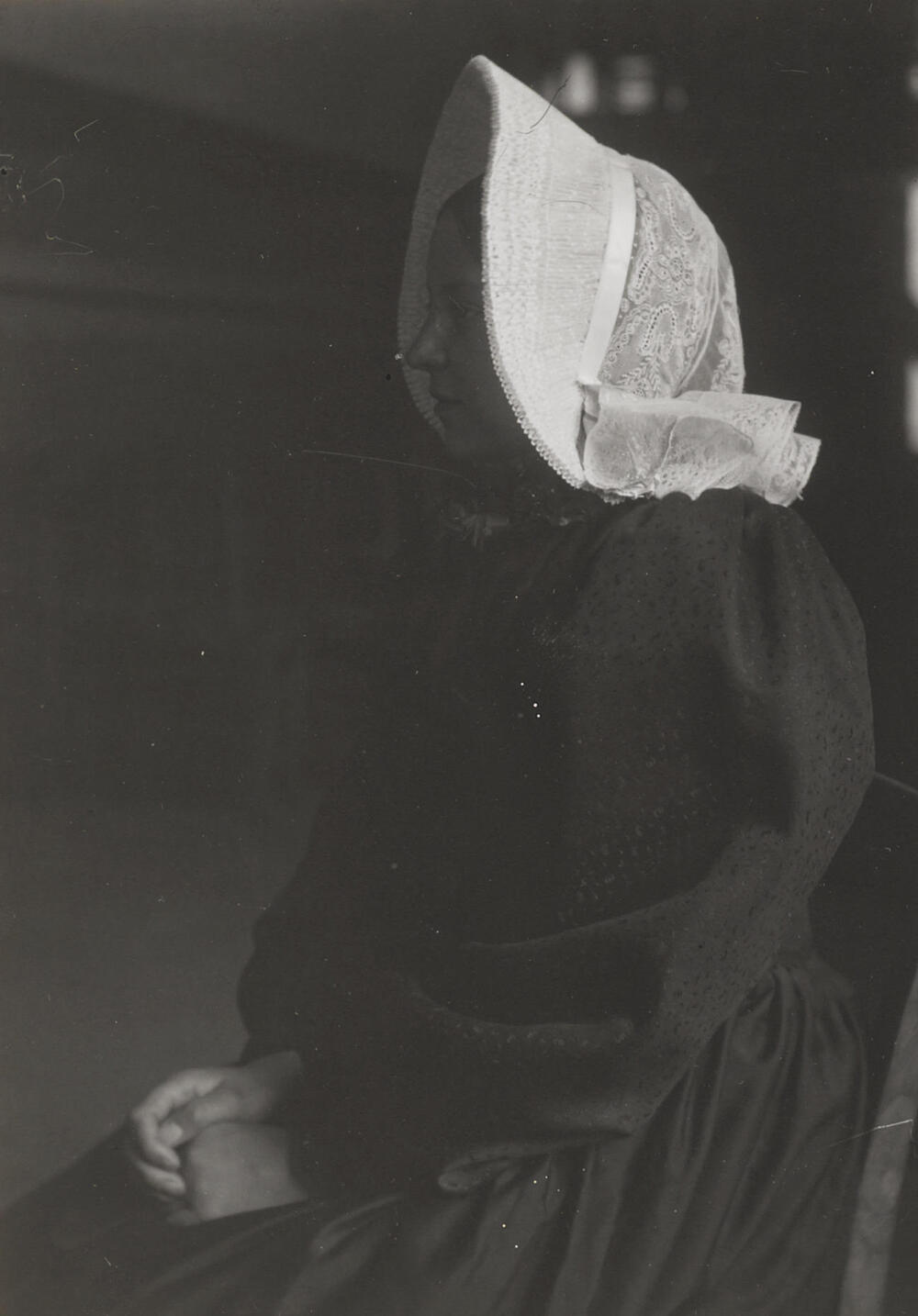 Meisje in Huizer dracht, 1916