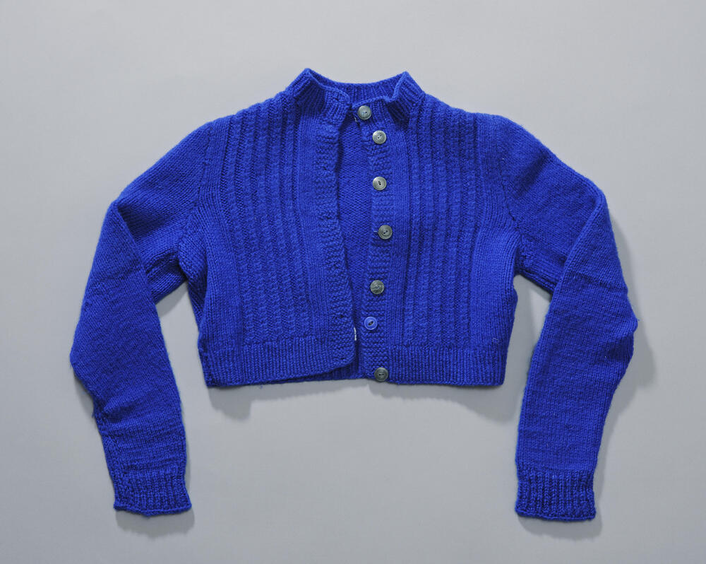Gebreid blauw wollen meisjesvest voor bij de daagse dracht