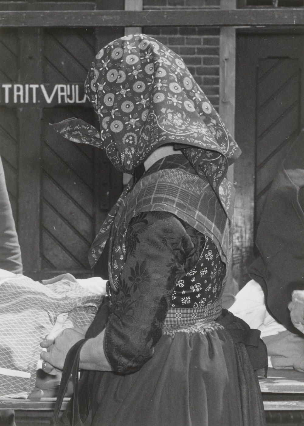 Mevrouw Konterman uit Rouveen op de markt, Meppel, 1960
