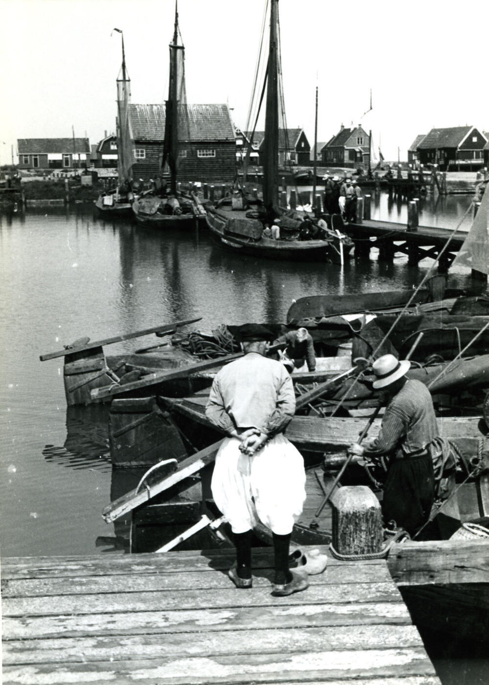Botters in de haven van Marken, 1943