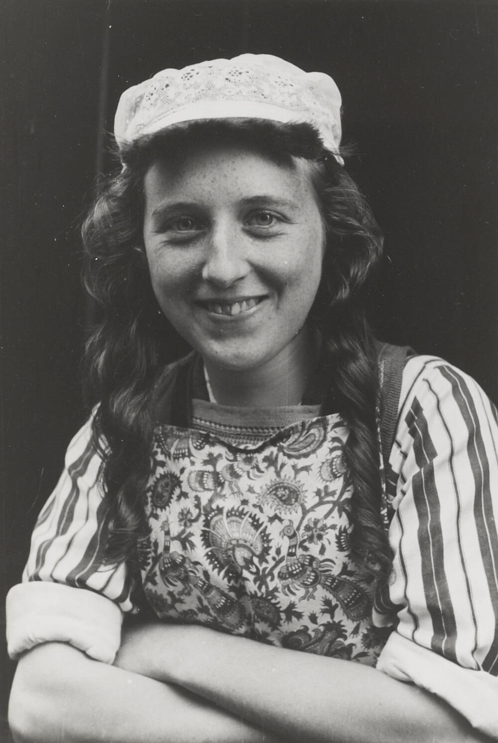 Aagje Boes in Marker dracht, 1943