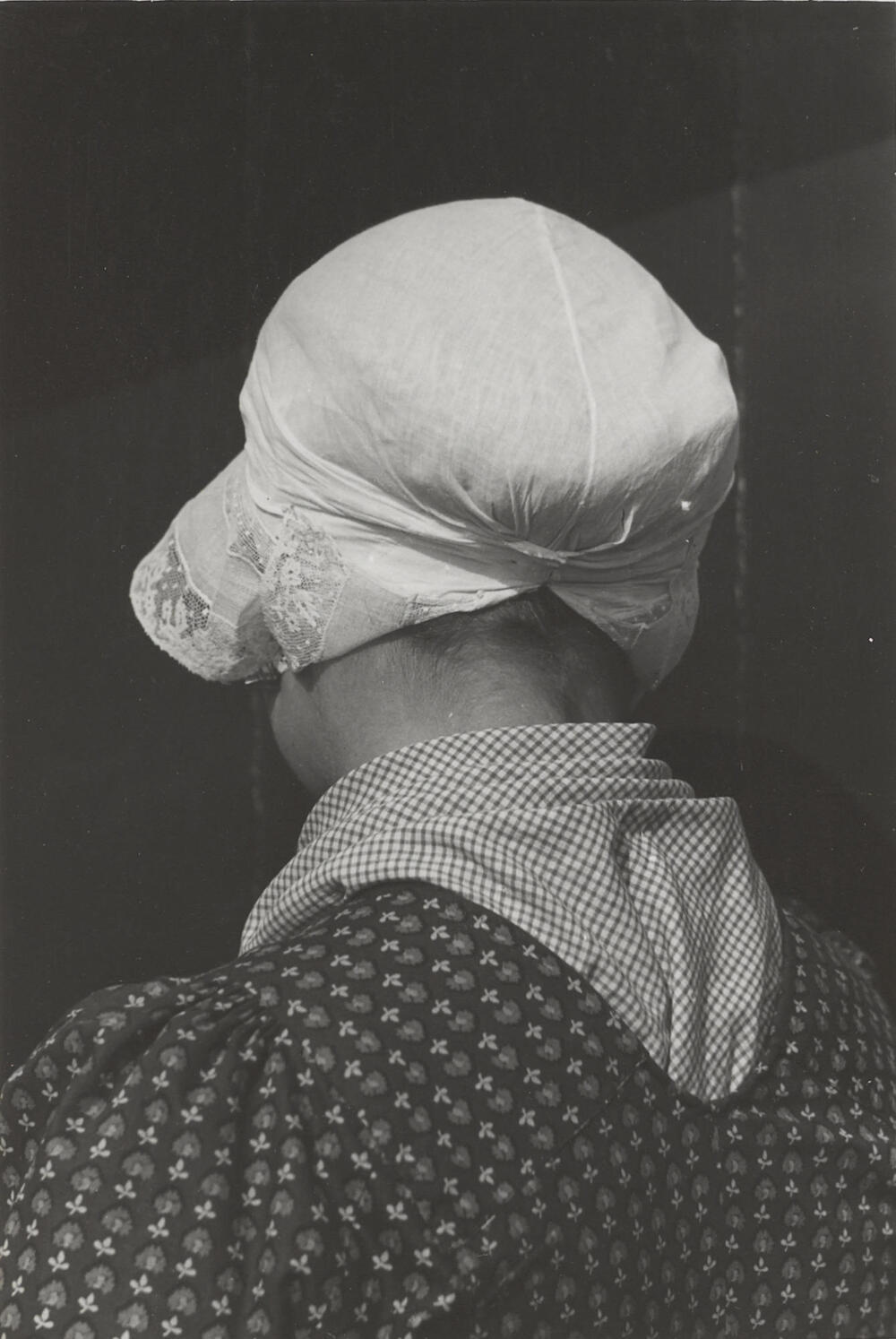Vrouw verkleed in streekdracht, Huizen, 1945