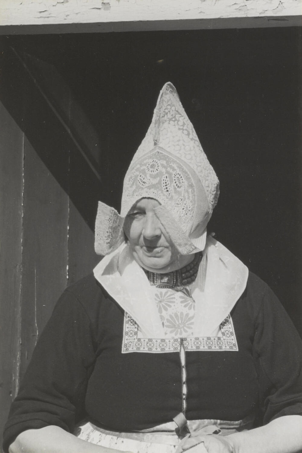 Vrouw in zondagse dracht uit Volendam, 1946
