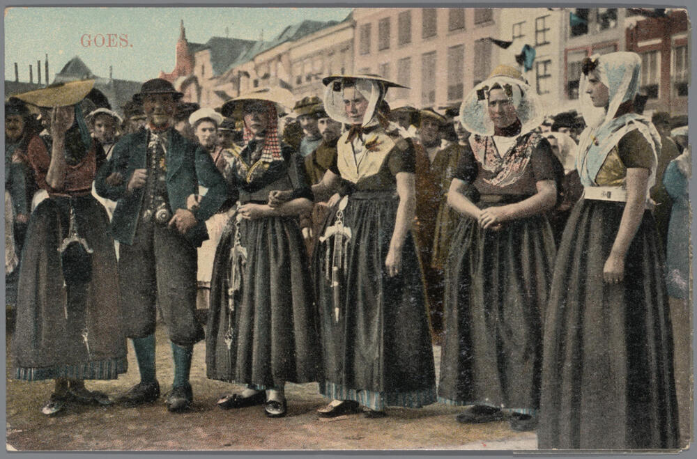 Man en vijf vrouwen verkleed in historische Zuid-Bevelandse kostuums.