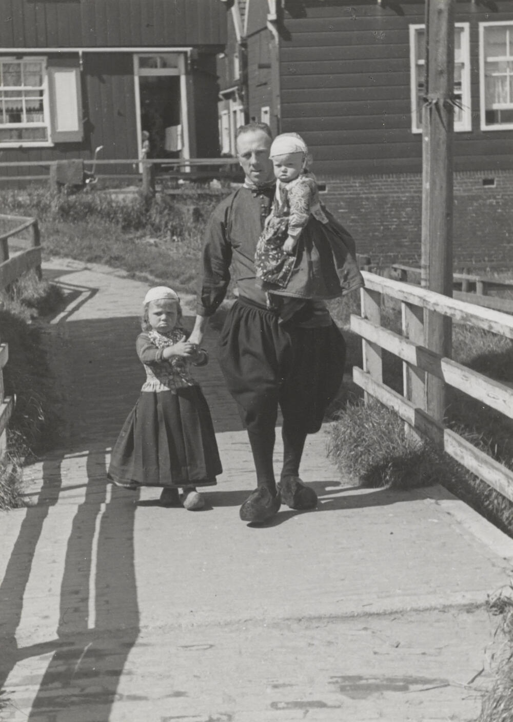 Klaas Visser en twee kinderen in Marker dracht, 1944