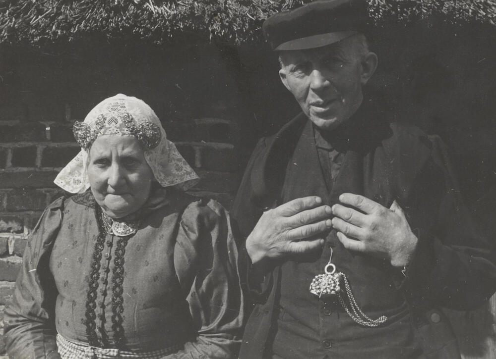 Echtpaar Schuring uit Hijken in zondagse dracht, 1944