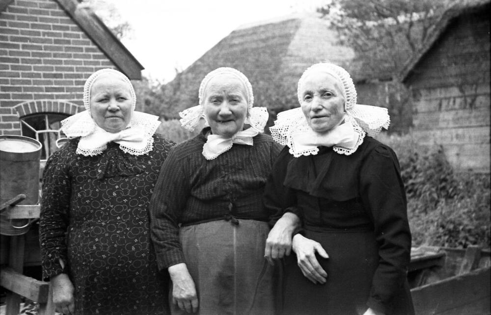 Vrouwen in opknapdracht, Noordeinde, 1947