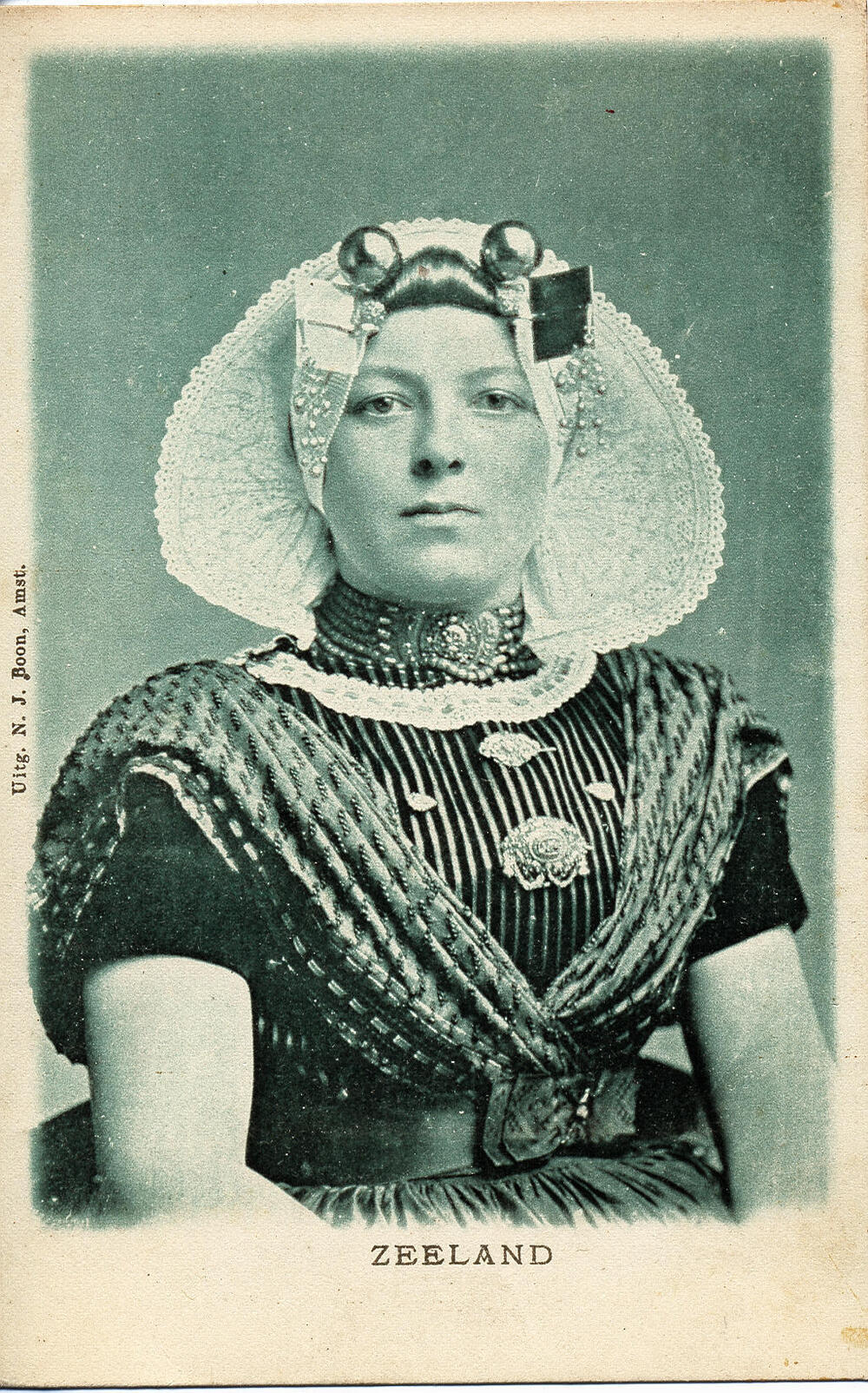 Vrouw in protestantse Zuid-Bevelandse streekdracht, 1886–1905