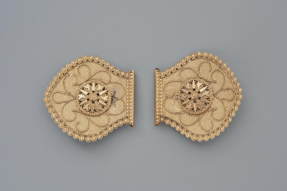 Paar gouden oorijzerstiften, Friesland, circa 1870