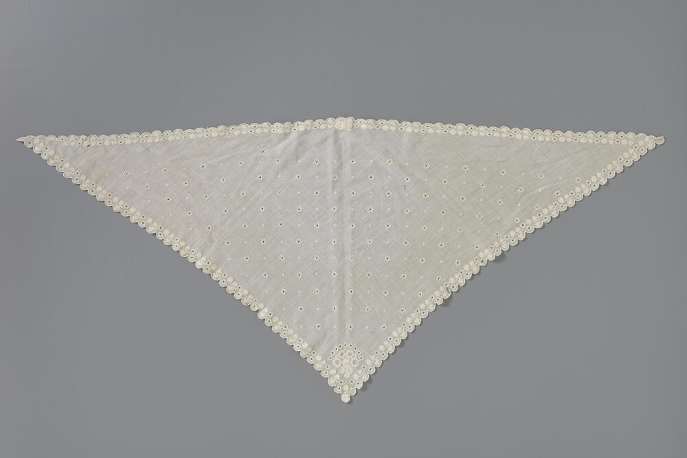 Tipdoek van geborduurde linnen batist, Groningen, voor 1948