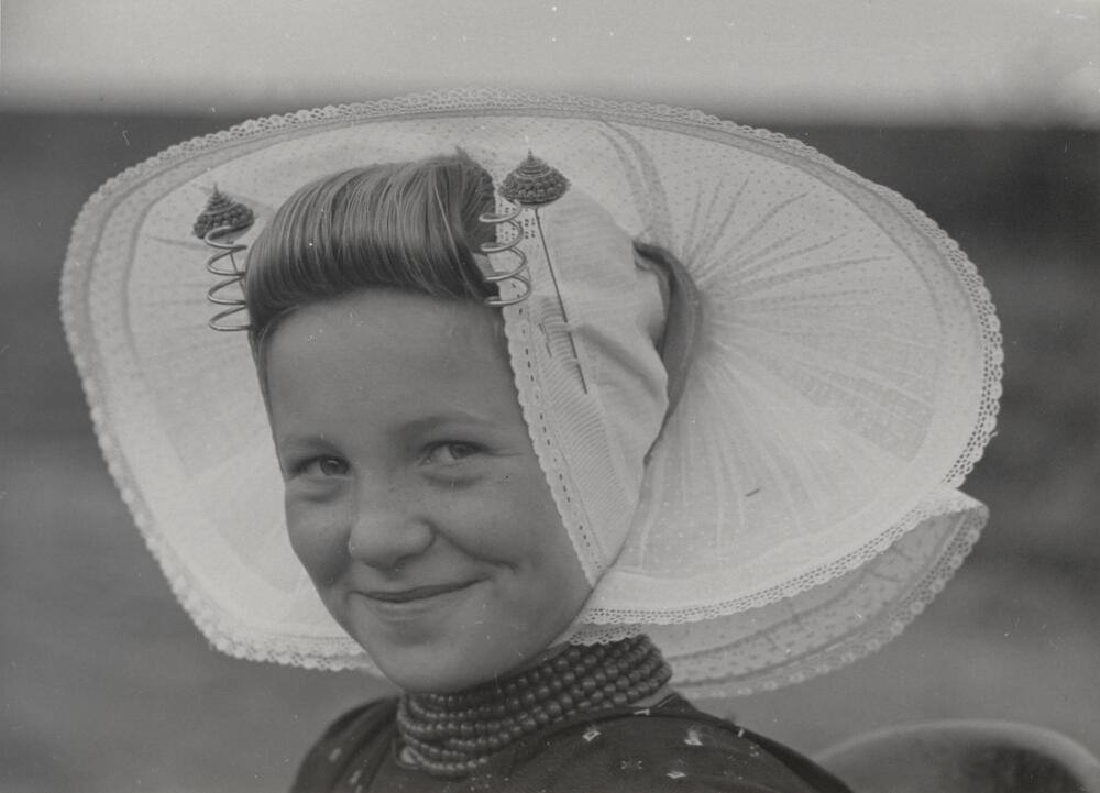 Klazina van Belzen in Arnemuider dracht, 1950