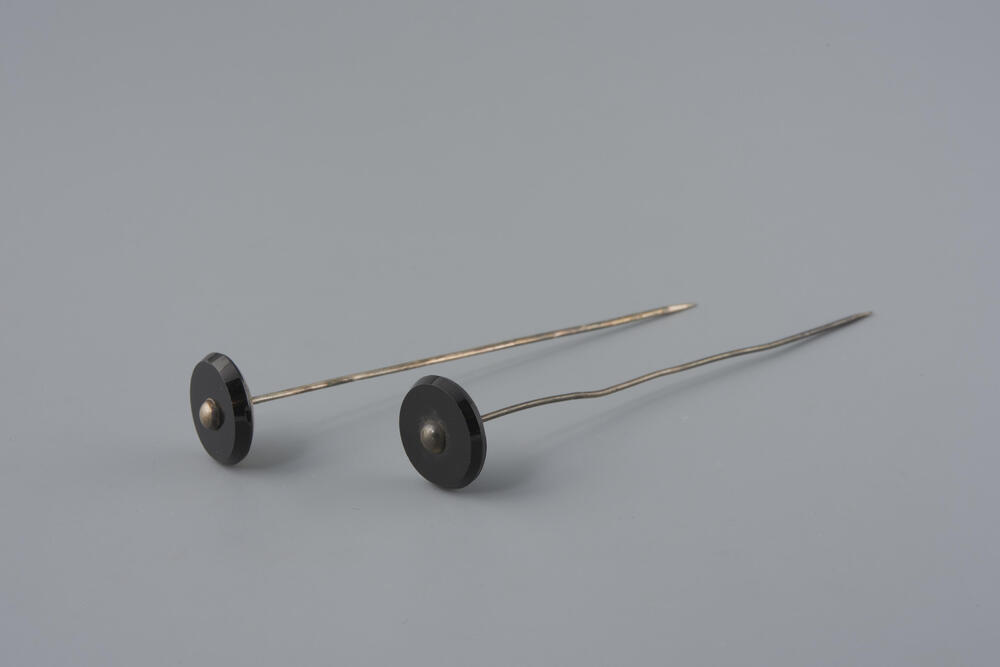 Paar mutsenspelden voor de rouw, Goeree, 1890–1900