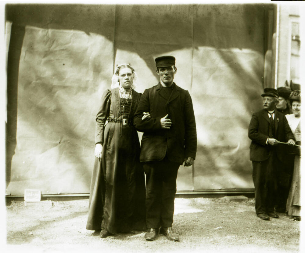 Vrouw en man in streekdracht uit Blaricum, 1913