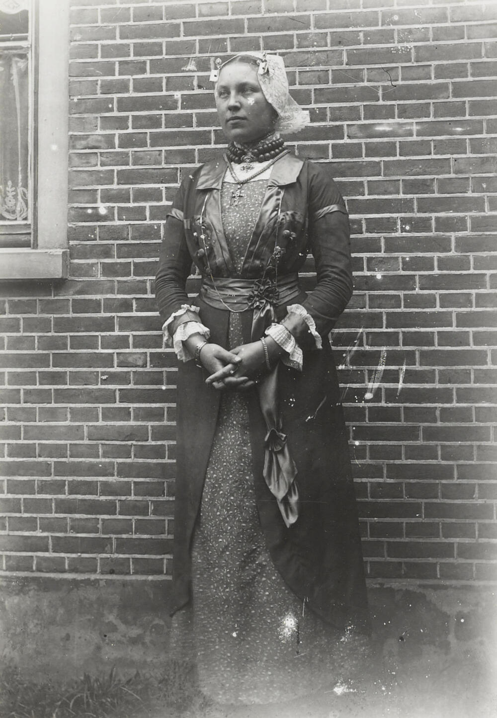 Vrouw in katholieke dracht van West-Friesland, circa 1915