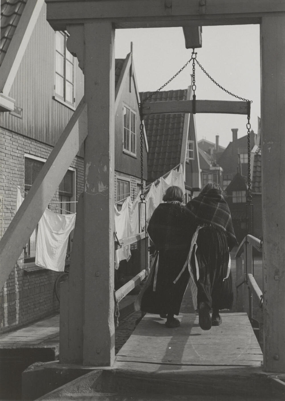 Meisjes in Volendammer dracht, 1951