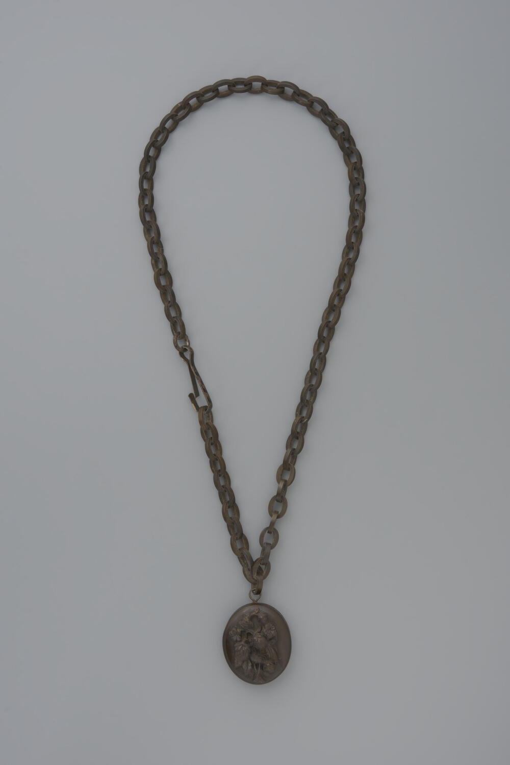Ketting met medaillon ter herinnering aan overleden dochter, 1878